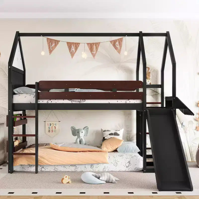 Lit mezzanine cabane avec étagère et toboggan, Cadre de lit mezzanine cabane en bois massif avec barrières de sécurité et design ludique pour enfants